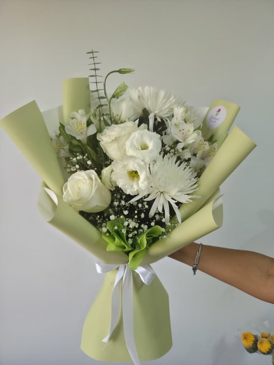 Ramo de rosas, lisianthus, astromelias y crisantemos blancos en papel verde claro