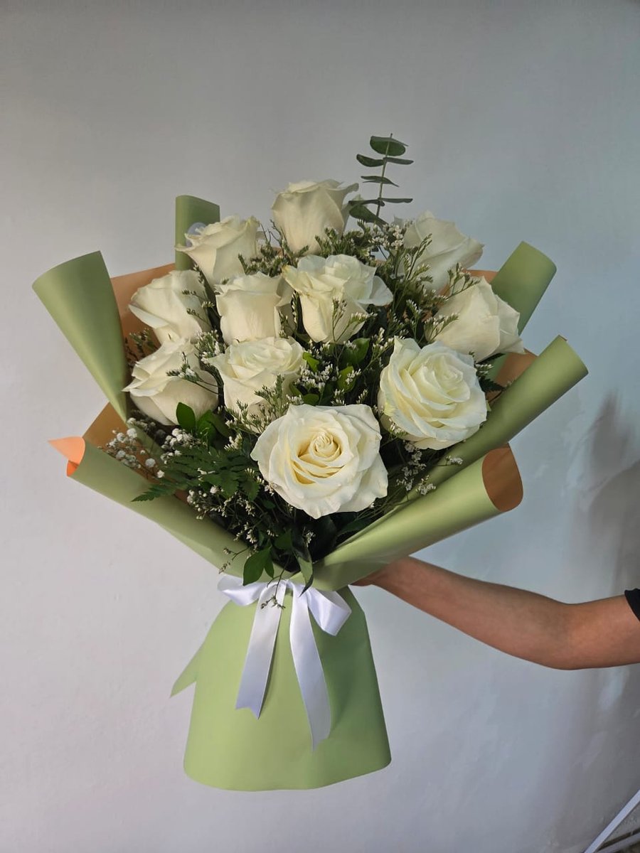 Ramo de rosas blancas con eucalipto y paniculata en papel verde salvia con lazo blanco