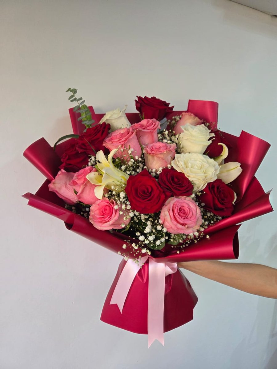 Ramo grande de rosas rojas, rosadas, blancas y crema con paniculata en papel fucsia con lazo rosa