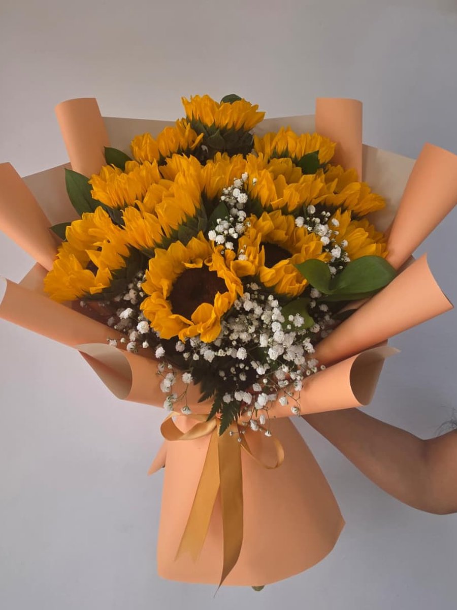 Ramo de girasoles con paniculata en papel durazno con lazo naranja