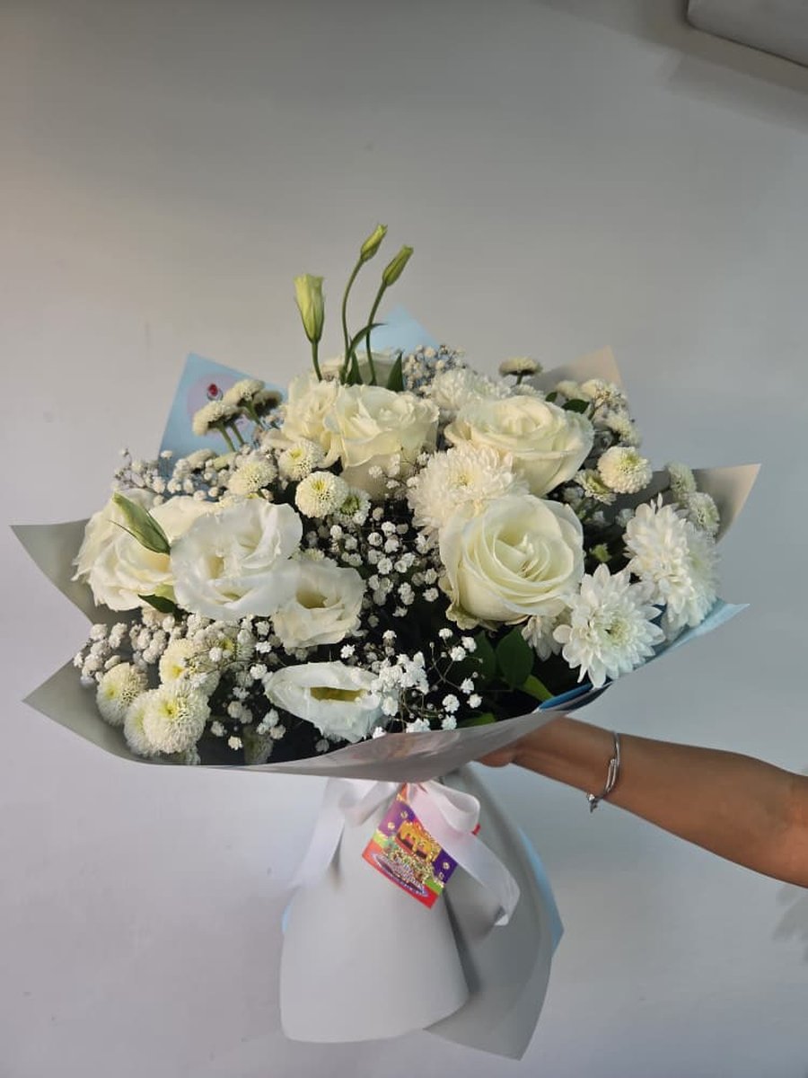 Ramo de rosas, lisianthus y crisantemos blancos con paniculata en papel blanco y celeste